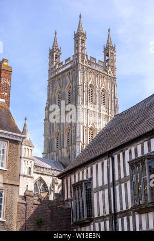 Les chambres joliment décorées et sculptées tour du Xvème siècle de la cathédrale de Gloucester qui s'élève à une altitude de 225 pieds (69m), vue de Miller Green Banque D'Images