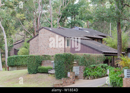 Maison de ville d'après-guerre moderniste en architecture de la banlieue de Sydney Macquarie Park. Niché dans un buisson la définition de ces habitations se confondent avec leur entoure Banque D'Images