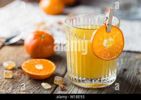 Verre de jus de mandarine Banque D'Images