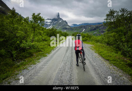 Cycliste féminine sur route à péage privé par Vengedalen, près de Andalsnes, la Norvège. Banque D'Images