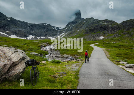Cycliste féminine sur route à péage privé par Vengedalen, près de Andalsnes, la Norvège. Banque D'Images