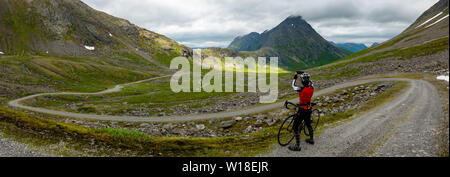 Cycliste féminine sur route à péage privé par Vengedalen, près de Andalsnes, la Norvège. Banque D'Images