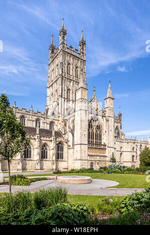 La cathédrale de Gloucester dans le sud avec ses chambres joliment décorées et sculptées 15ème tour C et la cathédrale approche fort vert en 2018, Gloucester UK Banque D'Images