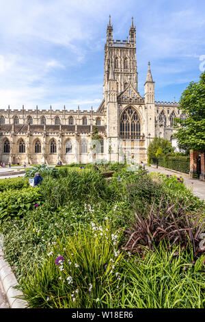 La cathédrale de Gloucester dans le sud avec ses chambres joliment décorées et sculptées 15ème tour C et la cathédrale approche fort vert en 2018, Gloucester UK Banque D'Images