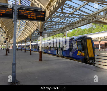 British Rail Class 380 Desiro electric-train à Wemyss Bay railway station, Wemyss Bay, Invercylde Ayreshire, au nord, l'Écosse, au Royaume-Uni. Banque D'Images