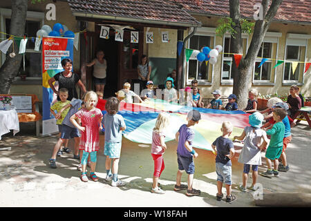 Erfurt, Allemagne. 1er juillet 2019. Enfants exécuter une danse dans le jardin d'AWO An der schmalen Gera'. La maternelle est l'un des lauréats du prix de cette année et a pris la deuxième place dans la catégorie 'Kita de l'année". Credit : Bodo Schackow Zentralbild-/dpa/dpa/Alamy Live News Banque D'Images