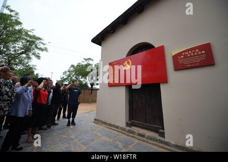 (190701) -- BEIJING, 1 juillet 2019 (Xinhua) -- Les membres du Parti communiste chinois (PCC) Le serment d'examen de la CPP lors de la visite du site de la deuxième session plénière du 7e Comité central du PCC à Xibaipo, Province de Hebei en Chine du nord, le 20 juin 2019. (Xinhua/Zhu Xudong) Banque D'Images