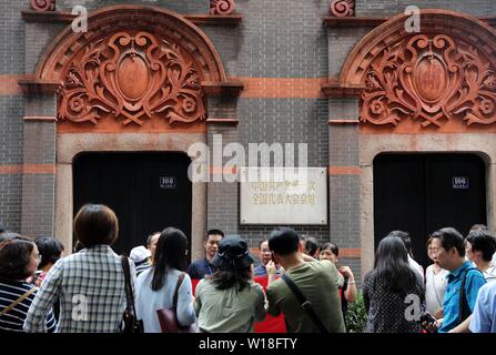 (190701) -- BEIJING, 1 juillet 2019 (Xinhua) -- Les visiteurs posent pour une photo à l'endroit où le premier parti communiste de Chine (PCC) Congrès national a eu lieu en 1921, à Shanghai, la Chine orientale, le 27 juin 2019. (Xinhua/Liu Ying) Banque D'Images