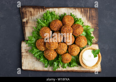 Pois chiches végétariens Falafel balles. rustique en bois Traditionnels et arabe de la nourriture. Fond sombre. Copier l'espace. Banque D'Images