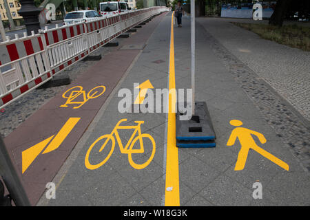 Berlin, Allemagne. 1er juillet 2019. Seuls les cyclistes et les piétons seront en mesure de passer le pont du château de Charlottenburg à l'avenir. Depuis le matin, les travailleurs ont été la préparation de la nouvelle de l'acheminement du trafic de sorte que le château pont peut être rénové. L'édifice vieillissant est d'être rénové dans les huit prochaines semaines. Le pont est donc complètement fermé à la circulation. Crédit : Paul Zinken/dpa/Alamy Live News Banque D'Images