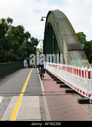 Berlin, Allemagne. 1er juillet 2019. Seuls les cyclistes et les piétons seront en mesure de passer le pont du château de Charlottenburg à l'avenir. Depuis le matin, les travailleurs ont été la préparation de la nouvelle de l'acheminement du trafic de sorte que le château pont peut être rénové. L'édifice vieillissant est d'être rénové dans les huit prochaines semaines. Le pont est donc complètement fermé à la circulation. Crédit : Paul Zinken/dpa/Alamy Live News Banque D'Images