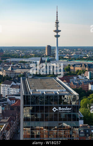 Der Fernsehturm à Hambourg mit den Messehallen, dem Oberlandesgericht und der russisch orthodoxen Kirche Banque D'Images