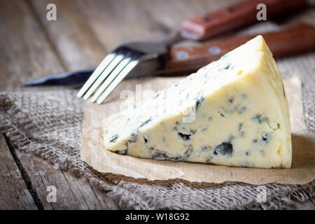 Le fromage bleu sur table rustique en bois. Banque D'Images