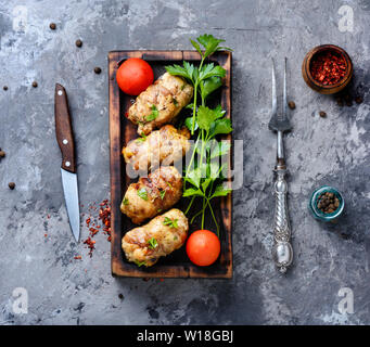 Galettes de viande aux champignons remplis.escalopes de poulet sur fond de béton gris Banque D'Images