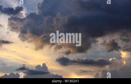 Vue fantastique sur le ciel sombre. Coucher de soleil pittoresque avec des nuages orageux Banque D'Images