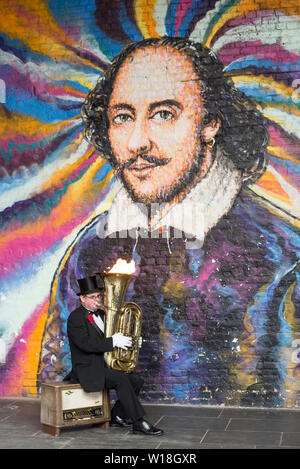 Artiste de rue en face de William Shakespear street art sur la rive sud de Londres Banque D'Images