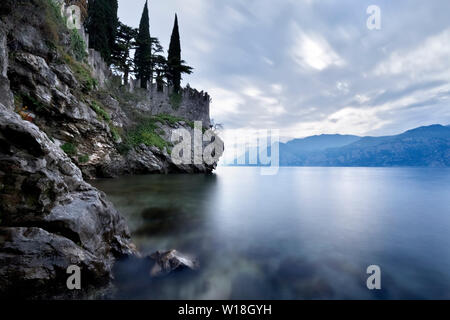 Lac de Garde vue depuis les rochers de Malcesine. Province de Vérone, Vénétie, Italie, Europe. Banque D'Images
