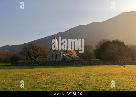 L'aube, St Begas église sur la rive du lac Bassenthwaite, Parc National de Lake district, comté de Cumbria, Angleterre, Royaume-Uni Banque D'Images