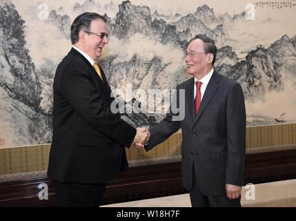 Beijing, Chine. 1er juillet 2019. Le Vice-président chinois Wang Qishan rencontre lors de la visite du Ministre des affaires étrangères du Mexique, Marcelo Ebrard à Beijing, capitale de Chine, le 1er juillet 2019. Credit : Yin Bogu/Xinhua/Alamy Live News Banque D'Images