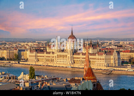 Vue aérienne de parlement de Budapest et le Danube au coucher du soleil, la Hongrie Banque D'Images