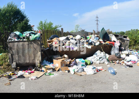 Poubelle débordante dans la ville. Les poubelles débordent de détritus et jeté au sol. Les bacs n'ont pas été vidées pendant des jours - 30.06.2019 Banque D'Images