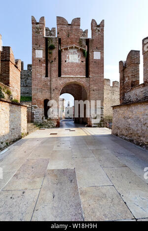 L'Aquila porte à la ville médiévale de Soave. Province de Vérone, Vénétie, Italie, Europe. Banque D'Images