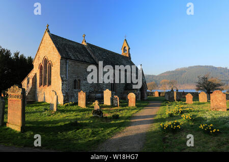 L'aube, St Begas église sur la rive du lac Bassenthwaite, Parc National de Lake district, comté de Cumbria, Angleterre, Royaume-Uni Banque D'Images