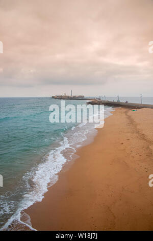 Belle plage dans la ville de Cadix, Andalousie Banque D'Images