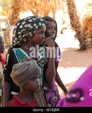 Portrait de Toubou, ou Tubu femme - 10 novembre 2018 Demi village à Fada, l'Ennedi, Tchad Banque D'Images