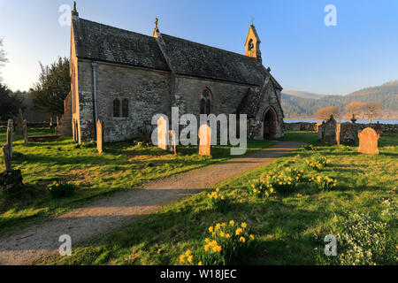 L'aube, St Begas église sur la rive du lac Bassenthwaite, Parc National de Lake district, comté de Cumbria, Angleterre, Royaume-Uni Banque D'Images