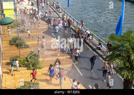 Paris, France - 23 juillet 2014 : marcher le long parisien Paris Plage à la seine sur une chaude journée d'été Banque D'Images