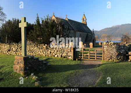 L'aube, St Begas église sur la rive du lac Bassenthwaite, Parc National de Lake district, comté de Cumbria, Angleterre, Royaume-Uni Banque D'Images