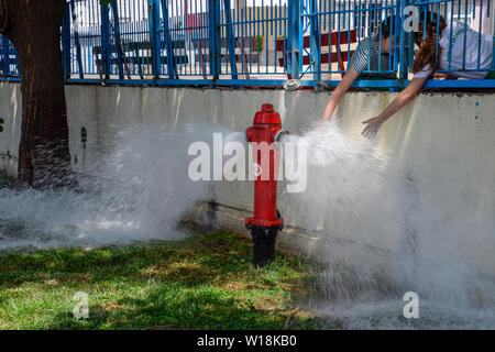 Antalya, Turquie - 20 mai 2019 : Ouverture d'incendie, l'eau s'écoule à partir d'un poteau incendie Banque D'Images