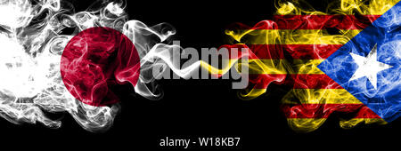 Le Japon contre la Catalogne, Espagne smoky mystic drapeaux placés côte à côte. Soyeux de couleur épais fume combinaison de Catalogne, Espagne et Drapeau japonais Banque D'Images