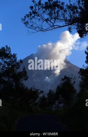 Centre de Java, en Indonésie. 1er juillet 2019. Le Mont Merapi crache des cendres volcaniques au cours d'une éruption vus de Gondang Balerante Klaten, dans la province centrale de Java, en Indonésie, le 1 juillet 2019. Credit : Budi Siswanto/Xinhua/Alamy Live News Banque D'Images