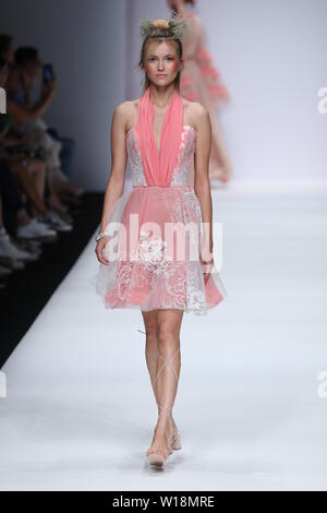 La piste de marche modèles au Lana Mueller montrer lors de la Mercedes-Benz Fashion Week Spring/Summer 2020 de Berlin à ewerk le 1 juillet, 2019 à Berlin, Allemagne. Banque D'Images