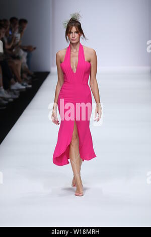 La piste de marche modèles au Lana Mueller montrer lors de la Mercedes-Benz Fashion Week Spring/Summer 2020 de Berlin à ewerk le 1 juillet, 2019 à Berlin, Allemagne. Banque D'Images