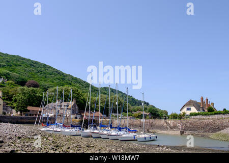 Autour de Porlock Weir, un petit village côtier Somerset du Nord. UK quelques bateaux et yachts amarrés dans le port Banque D'Images