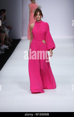 La piste de marche modèles au Lana Mueller montrer lors de la Mercedes-Benz Fashion Week Spring/Summer 2020 de Berlin à ewerk le 1 juillet, 2019 à Berlin, Allemagne. Banque D'Images