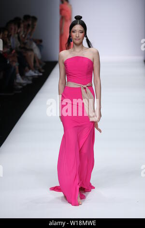 La piste de marche modèles au Lana Mueller montrer lors de la Mercedes-Benz Fashion Week Spring/Summer 2020 de Berlin à ewerk le 1 juillet, 2019 à Berlin, Allemagne. Banque D'Images