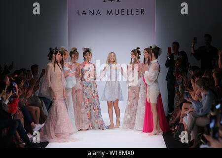 La piste de marche modèles au Lana Mueller montrer lors de la Mercedes-Benz Fashion Week Spring/Summer 2020 de Berlin à ewerk le 1 juillet, 2019 à Berlin, Allemagne. Banque D'Images