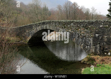 Le pont de pierre à cheval village de Borrowdale, Derwent, Derwentwater Keswick, Ville, Parc National de Lake District, Cumbria, Angleterre Banque D'Images