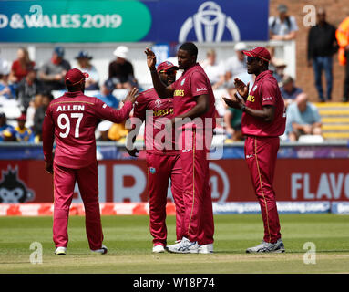 Unis Riverside, Chester-le-Street, Durham, Royaume-Uni. 1er juillet 2019. Coupe du Monde de Cricket ICC, Sri Lanka contre Antilles ; coupé par les célébrations de l'équipe West Indies Antilles après le capitaine Jason titulaire prend la 4ème guichet Sri Lanka, bowling Angelo Mathews : Action Crédit Plus Sport/Alamy Live News Banque D'Images