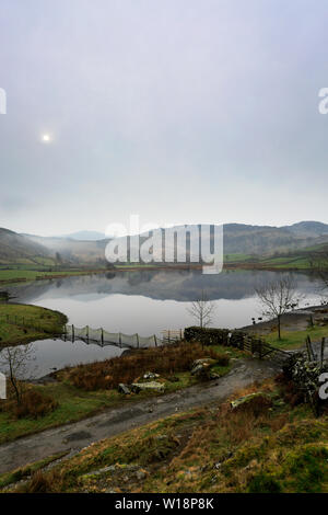 Vue sur Misty Watendlath tarn, Keswick, Parc National de Lake District, Cumbria, England, UK Banque D'Images