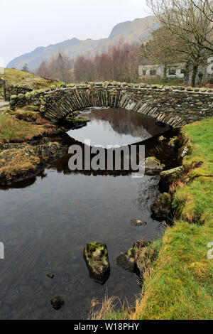 Vue sur Misty Watendlath tarn, Keswick, Parc National de Lake District, Cumbria, England, UK Banque D'Images