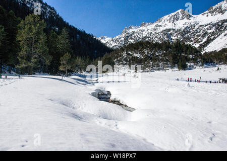 Les Pyrénées centrales à Pont Espagne. La vallée du Marcadau (1620m) sous la neige.L'accès via Cauteret. Banque D'Images