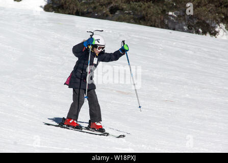 Les Pyrénées centrales à Pont Espagne. Jeune fille apprendre le ski.deux bâtons. Banque D'Images