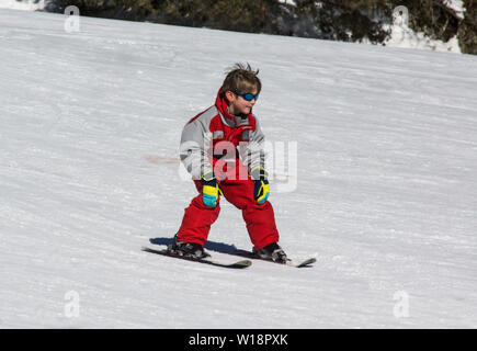 Les Pyrénées centrales à Pont Espagne. Jeune garçon apprendre le ski sur la pente pour les débutants.pas de bâtons. Banque D'Images