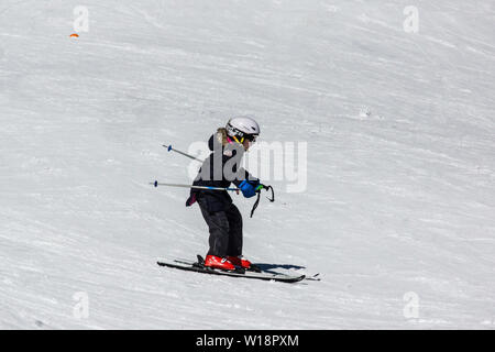 Les Pyrénées centrales à Pont Espagne. Jeune fille apprendre le ski sur la pente débutants.deux bâtons. Banque D'Images