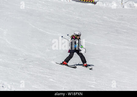 Les Pyrénées centrales à Pont Espagne. Jeune fille apprendre le ski.deux bâtons. Banque D'Images